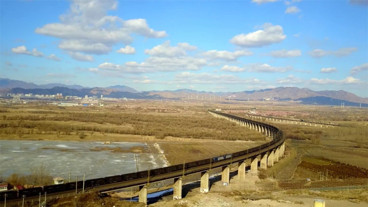 这列最长的火车就是在大秦铁路煤炭专线上,它的起止位置是山西大同到