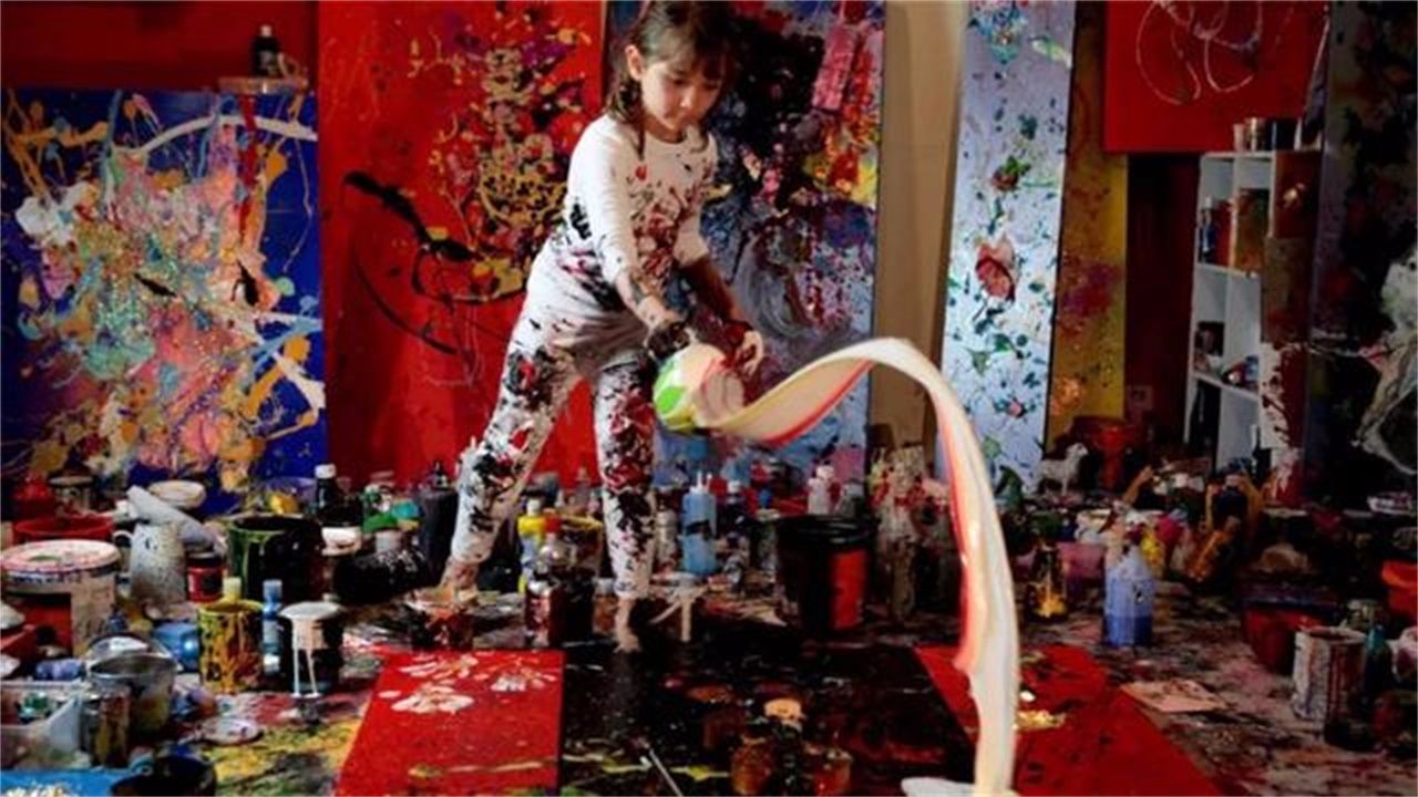 国外熊孩子被称"当代毕加索",随意泼的颜料画,被国家挂在画展