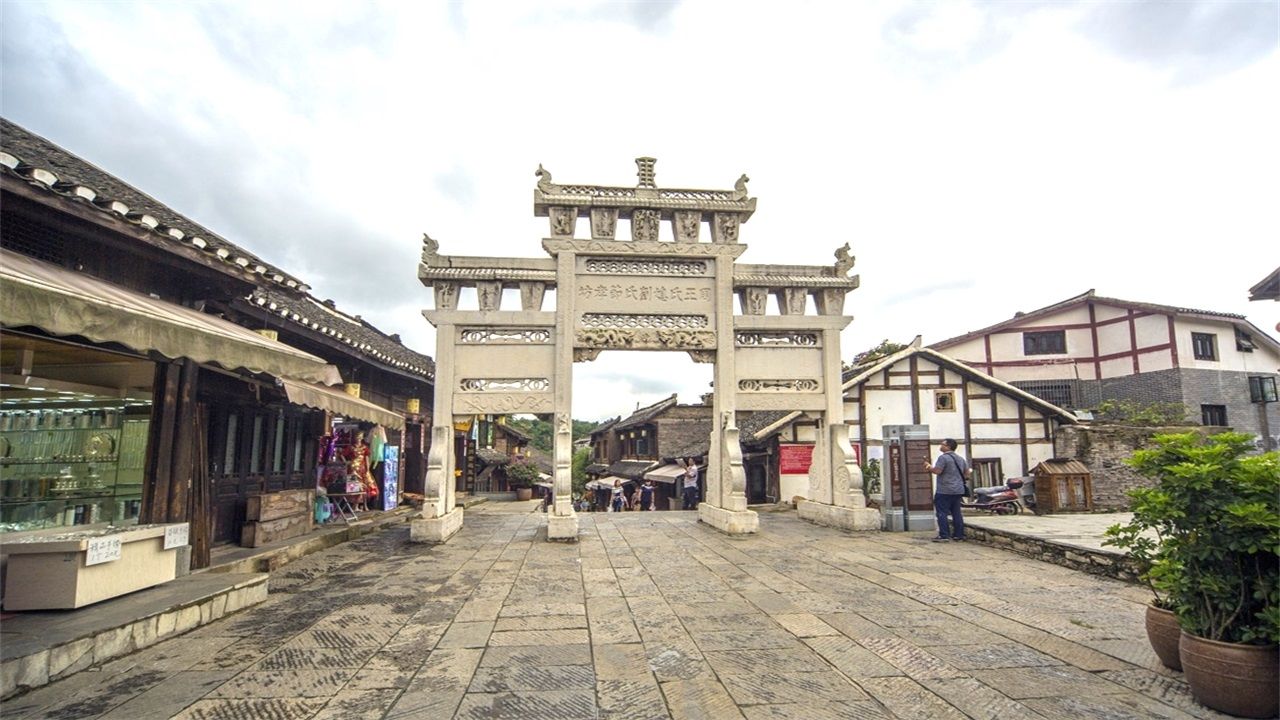 在整个历史上,古镇四门的内外共有着八座牌坊,而如今现存的却是只有三