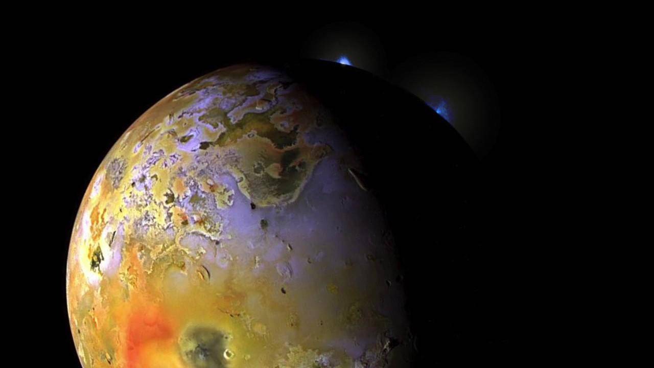 木卫一的熔岩湖,如洛基帕特拉,是部分充满熔岩的洼地,表面覆盖着一层