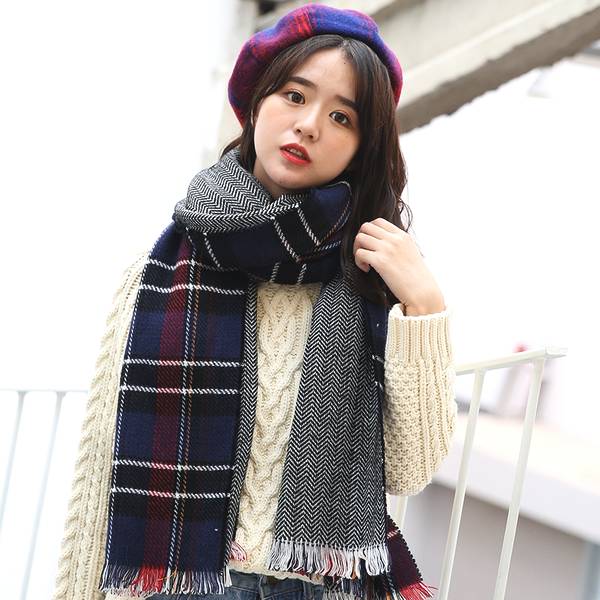 别再戴丝巾配大衣了现流行毛绒围巾老婆戴上高档又洋气