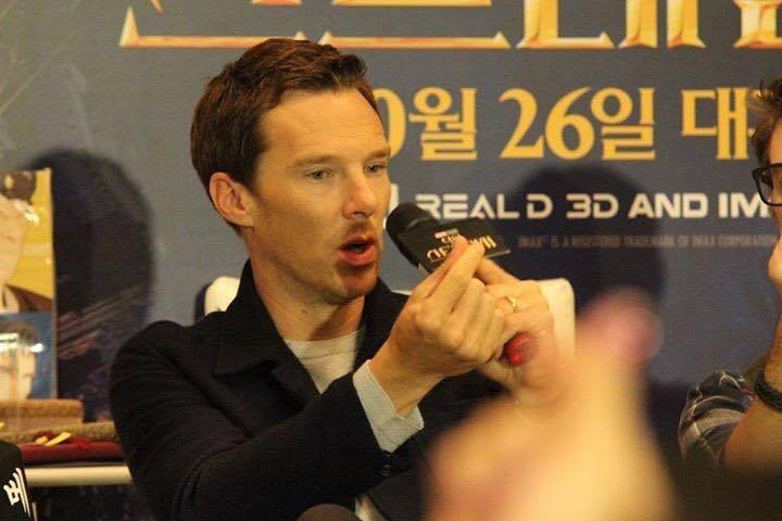 始终对韩式比心没有开窍的卷福