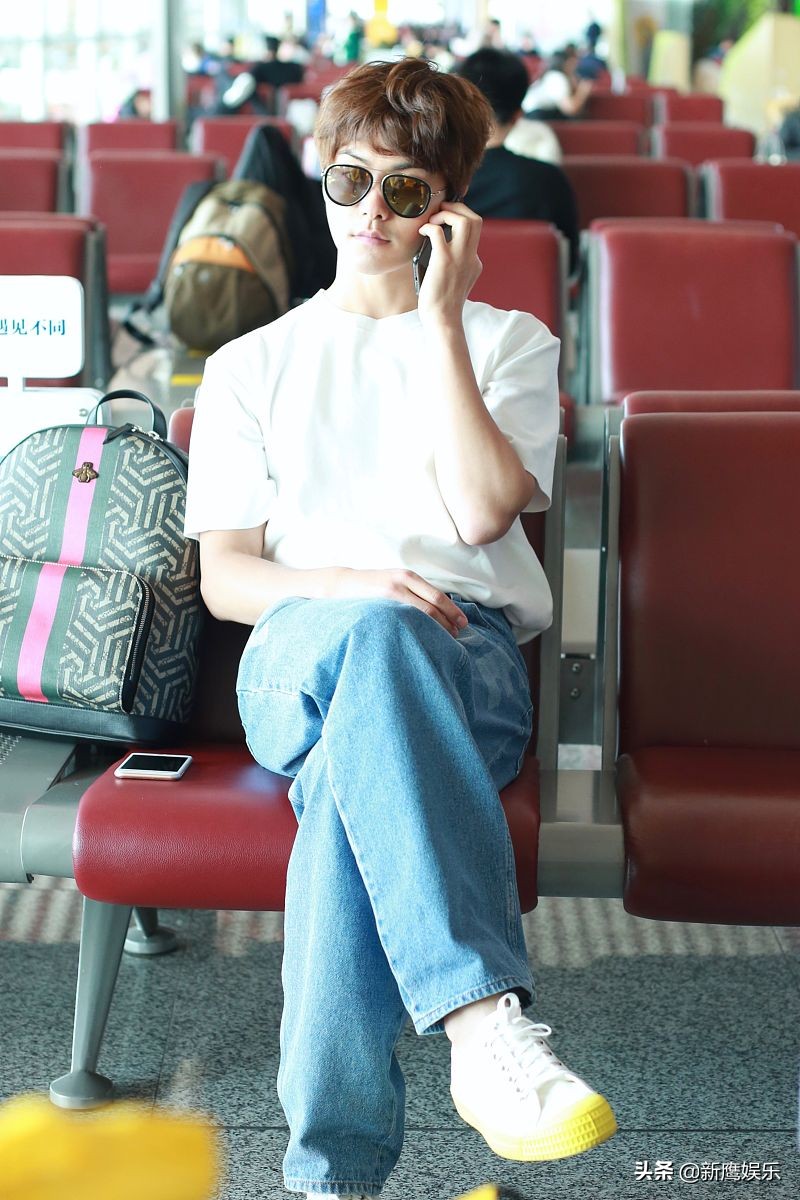 马天宇穿白t牛仔裤清爽时尚,跷二郎腿打电话似大佬