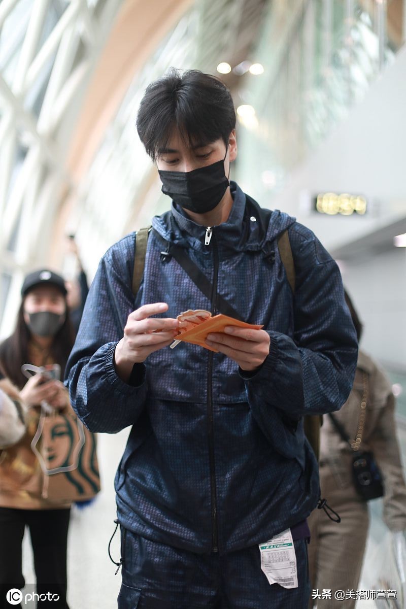 胡一天现身四川成都机场,他留一头黑色短发帅气有型,脸上戴口罩遮挡