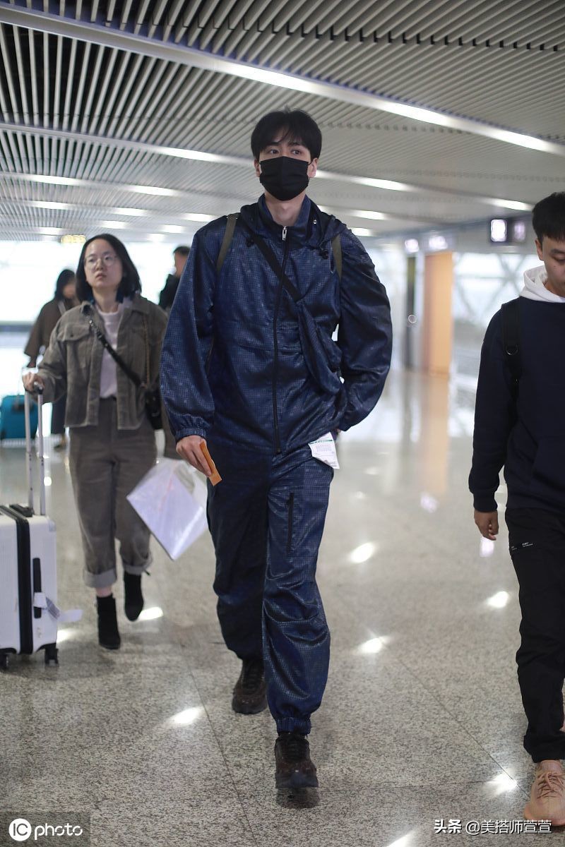 胡一天穿运动套装活力满满,帅气有型身材不输模特