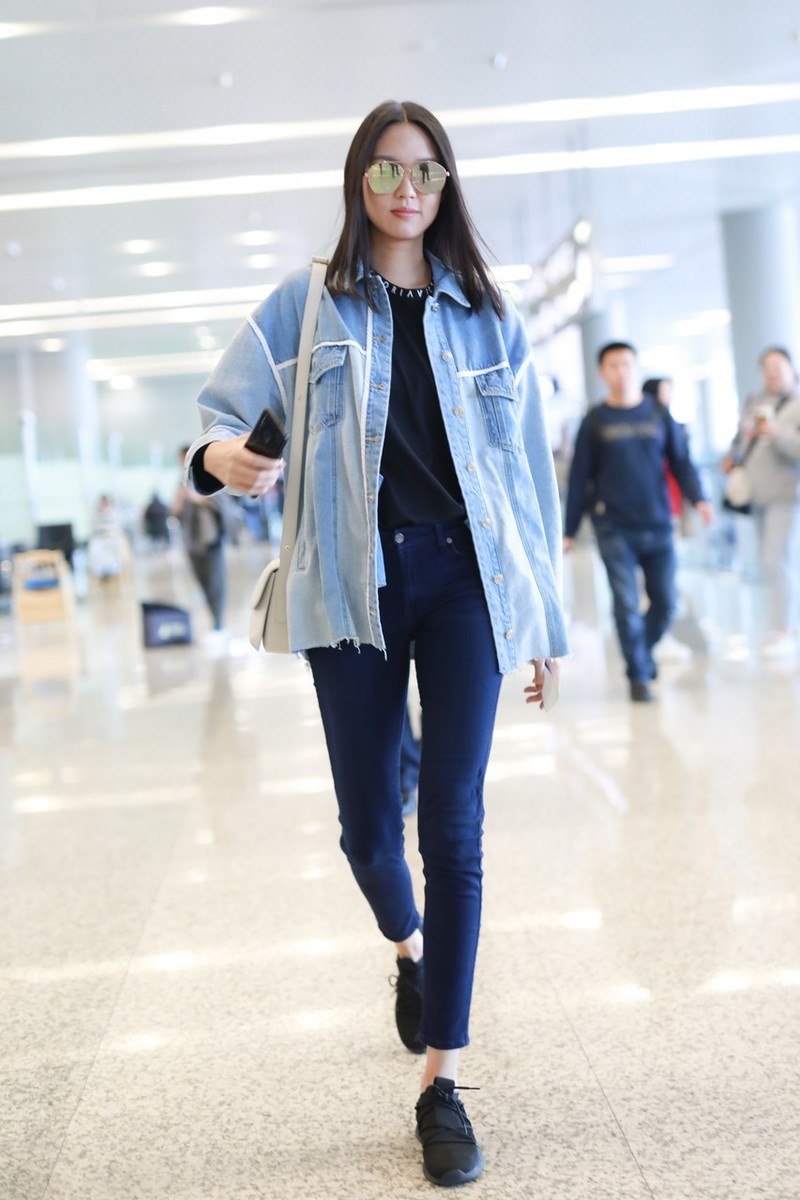 张梓琳黑色打底衫 牛仔拼接衬衫 窄腿裤 运动鞋 白色手袋简约随性