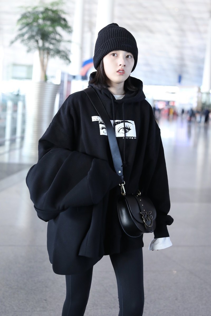 宋祖儿黑色美少女连帽卫衣 厚底短靴酷帅时髦