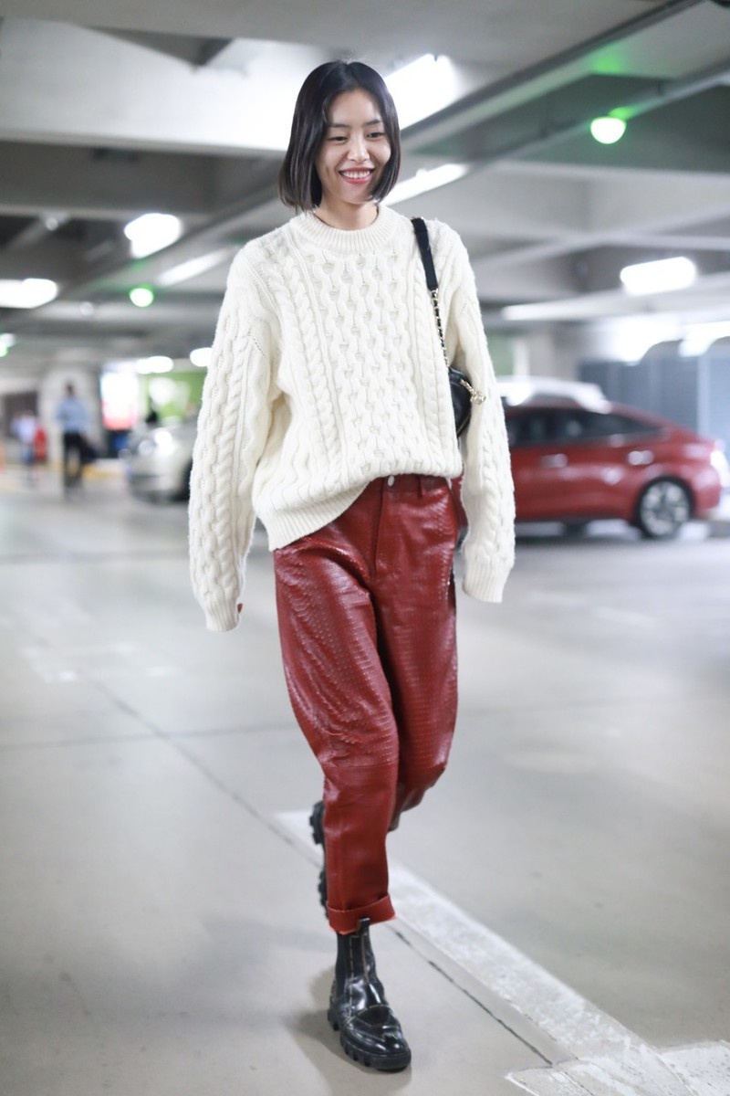 刘雯白色毛衣 红色皮裤 短靴 黑色手袋酷帅有型