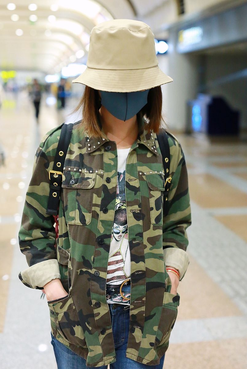 林心如戴帽子口罩包裹严实现身机场,双手插兜大步前进十分有范