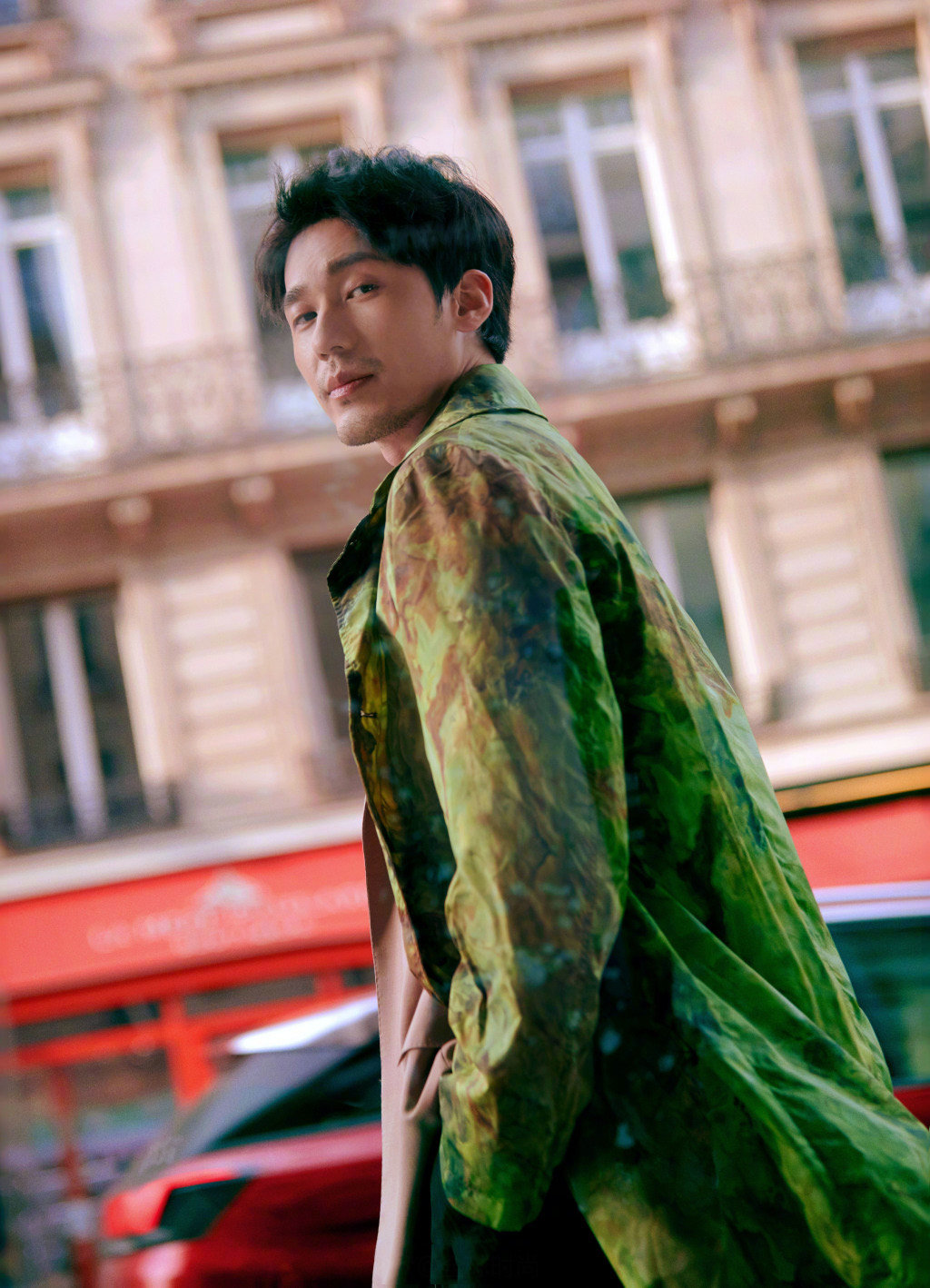 白宇巴黎时尚街拍大片,再靓也是温柔的仔!