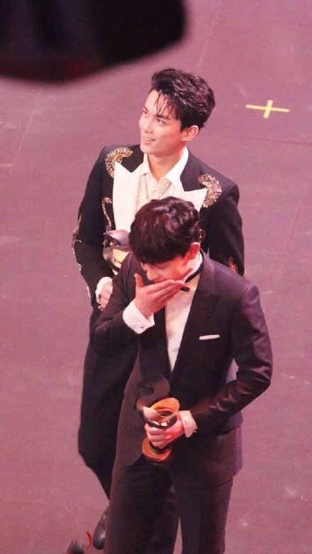 邓伦的绅士之手给了吴磊,一连3个小动作尽显亲密,好兄弟没得说