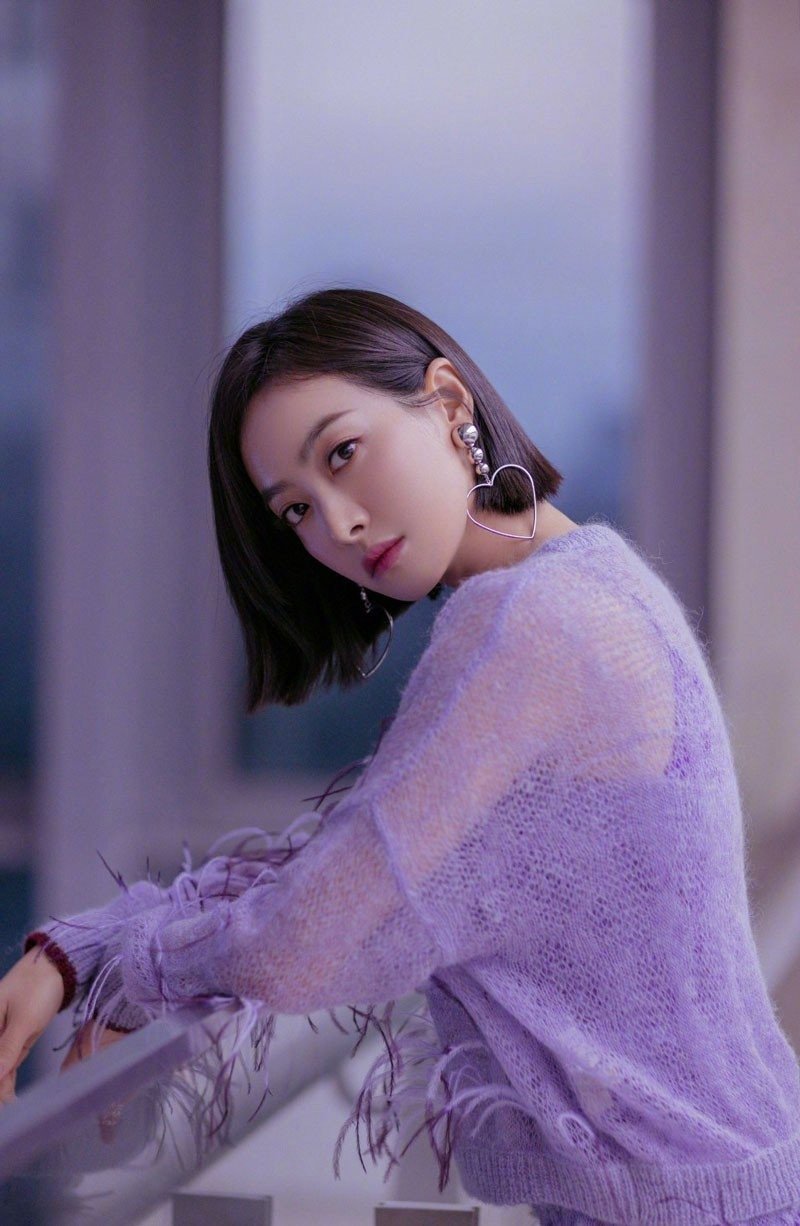 宋茜一直都是锁骨发,半扎也很好看,青春减龄必备.