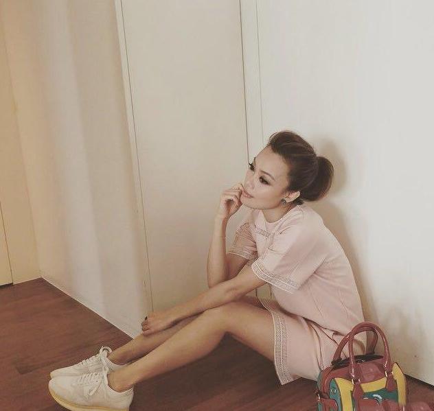 参观容祖儿在香港的豪宅,卧室外面就是花园,居住环境美得过分了休闲区蓝鸢梦想 - Www.slyday.coM 参观容祖儿在香港的豪宅,卧室外面就是花园,居住环境美得过分了休闲区蓝鸢梦想 - Www.slyday.coM