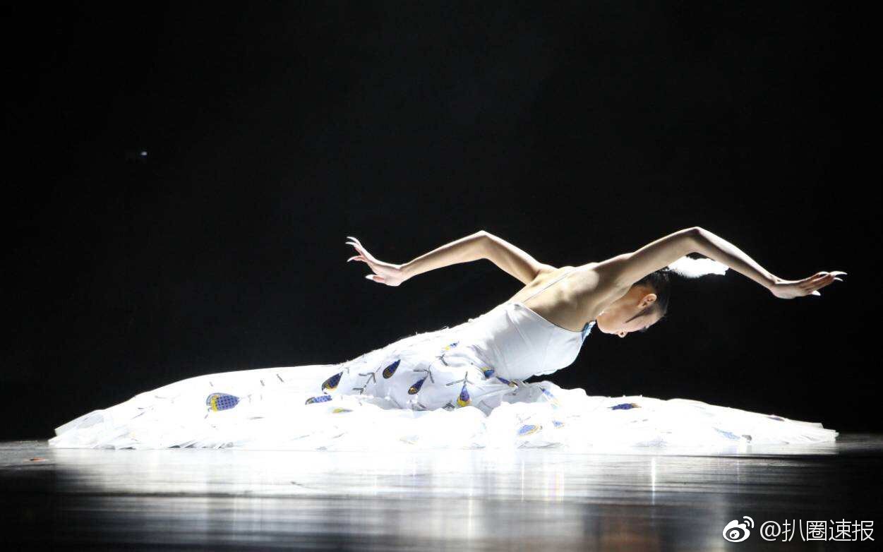 著名舞蹈家杨丽萍晒自己背影图表示不像自己很陌生