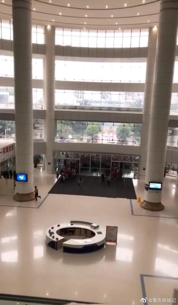 早上六点半西南医院门诊部开门现场转自网络