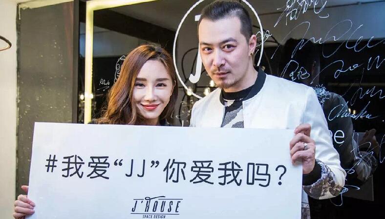 最近圣诞节,两口子还在微博上秀恩爱.