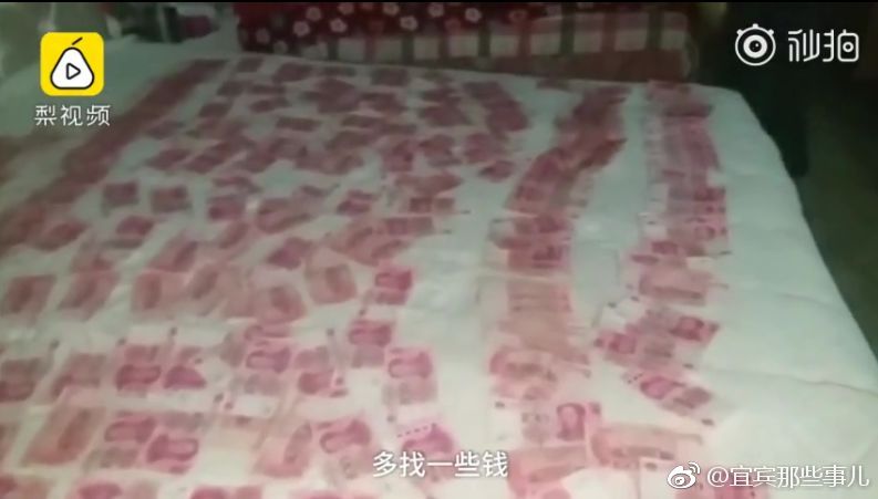 一个村民将钱铺在床垫上,据说这是农村的一个习俗.