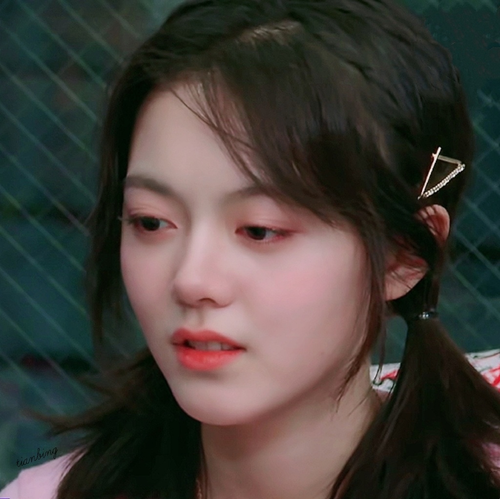 赵今麦扎双马尾五官精致青春靓丽