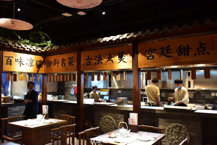 这家融合菜餐厅真特别,餐桌非得摆在小船上!还有店小二来招呼!