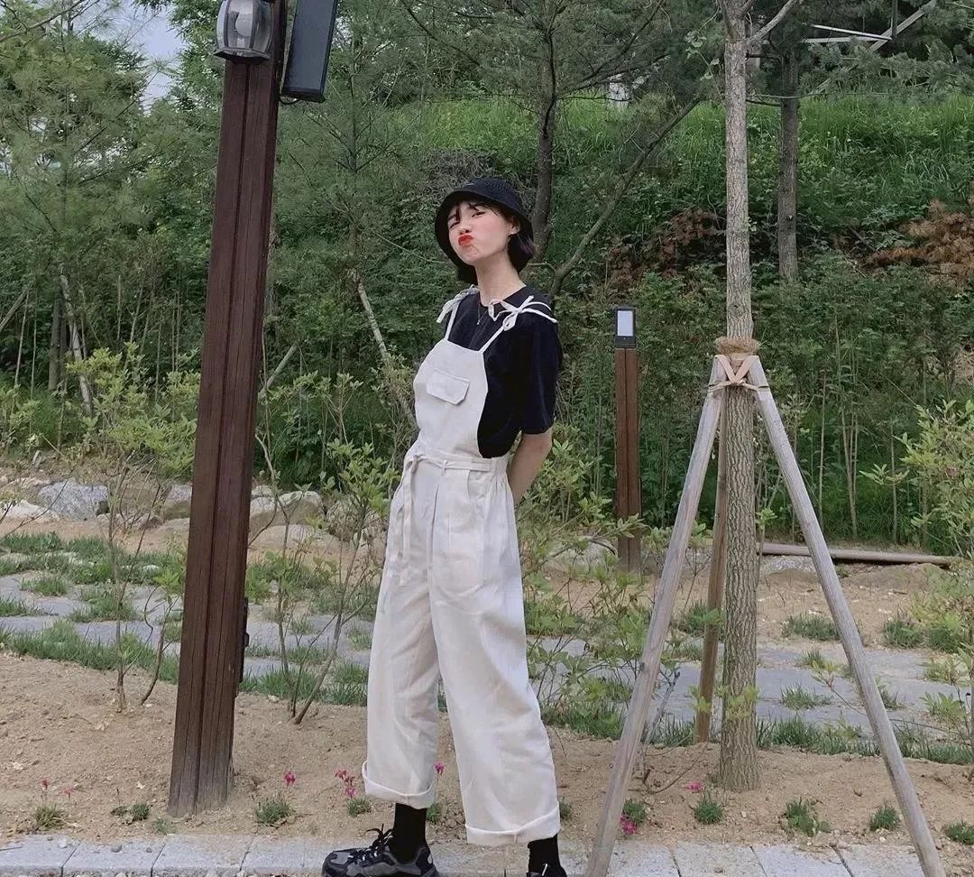 韩国小个子博主喜欢穿裤装酷酷的春季穿搭很时尚显高又俏皮