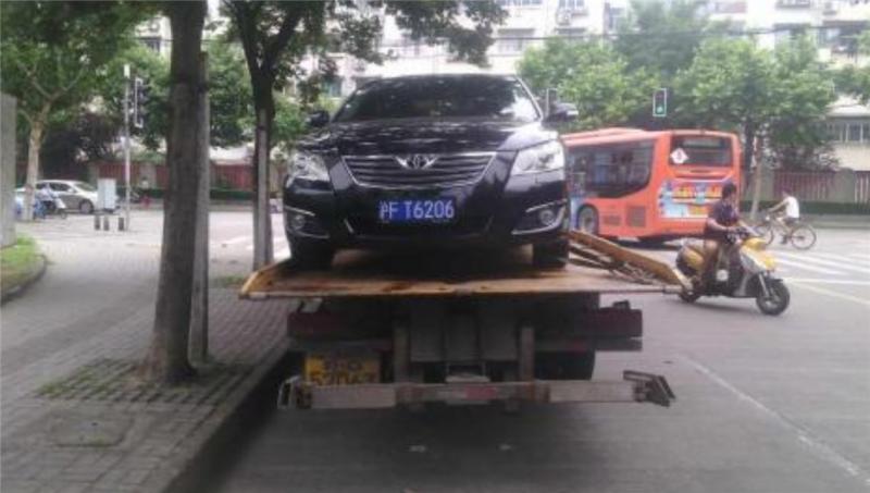 车坏在高速上了，应该如何叫拖车？