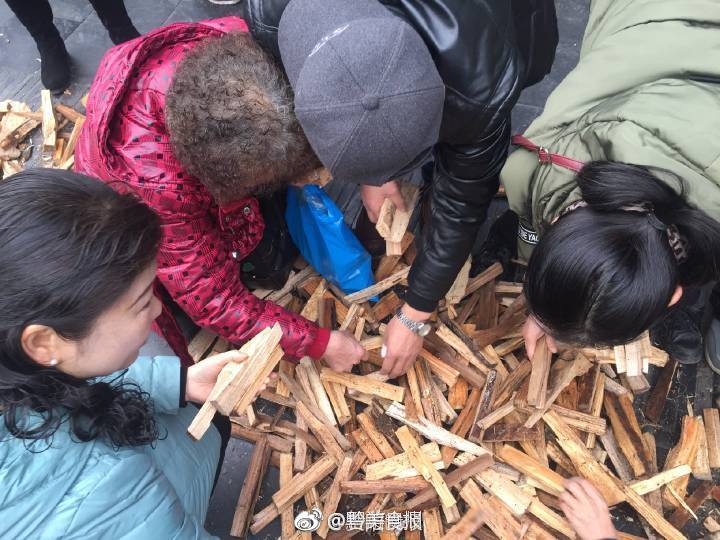 大年初一,贵阳黔灵山公园"捡柴(财)"的市民络绎不绝