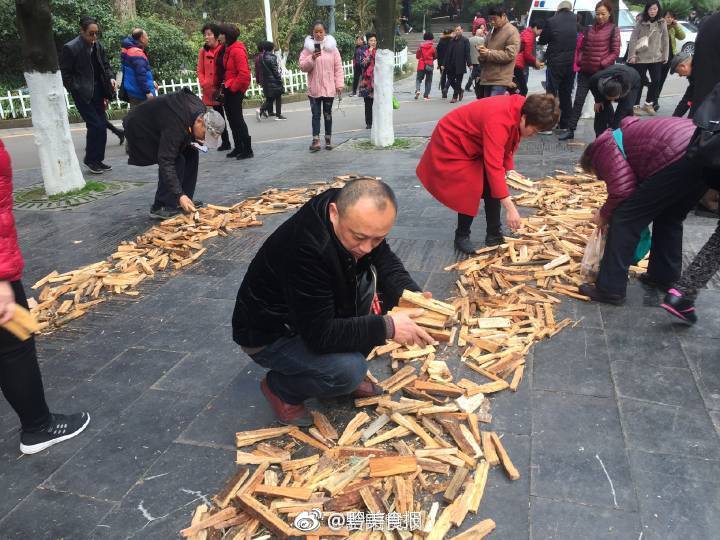 大年初一,贵阳黔灵山公园"捡柴(财)"的市民络绎不绝