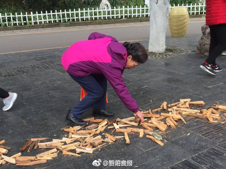 大年初一,贵阳黔灵山公园"捡柴(财)"的市民络绎不绝