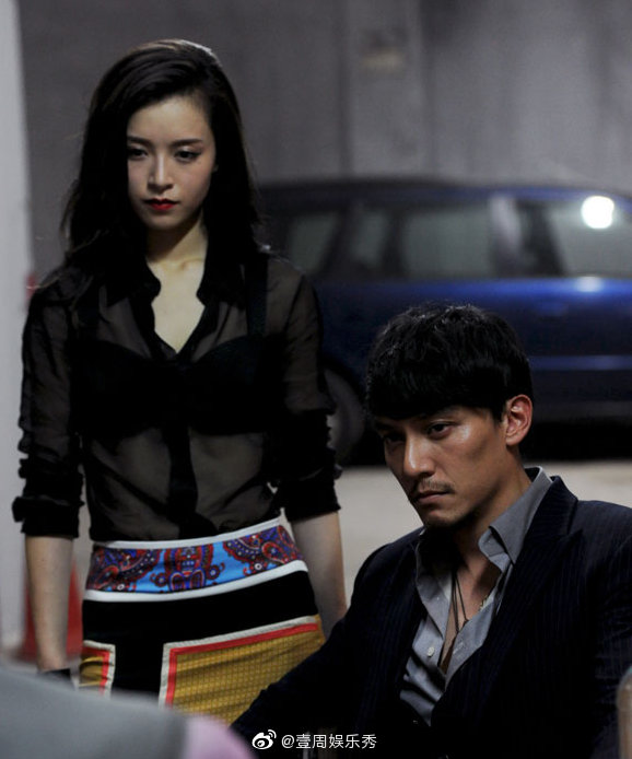 据港媒与交往5年的男友吴启楠于8日正式注册结婚