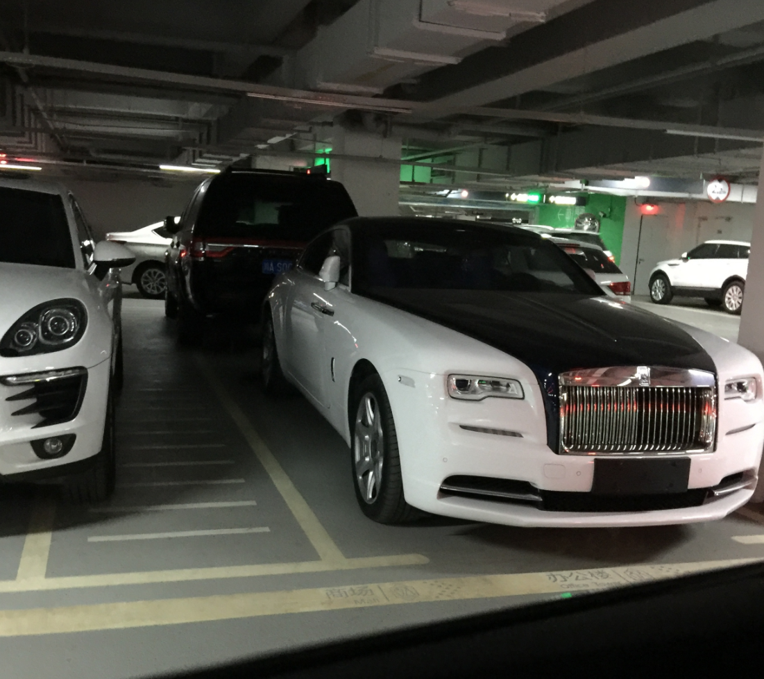 双色劳斯莱斯古斯特定制版,还没有来得及挂牌,旁边也是保时捷卡宴