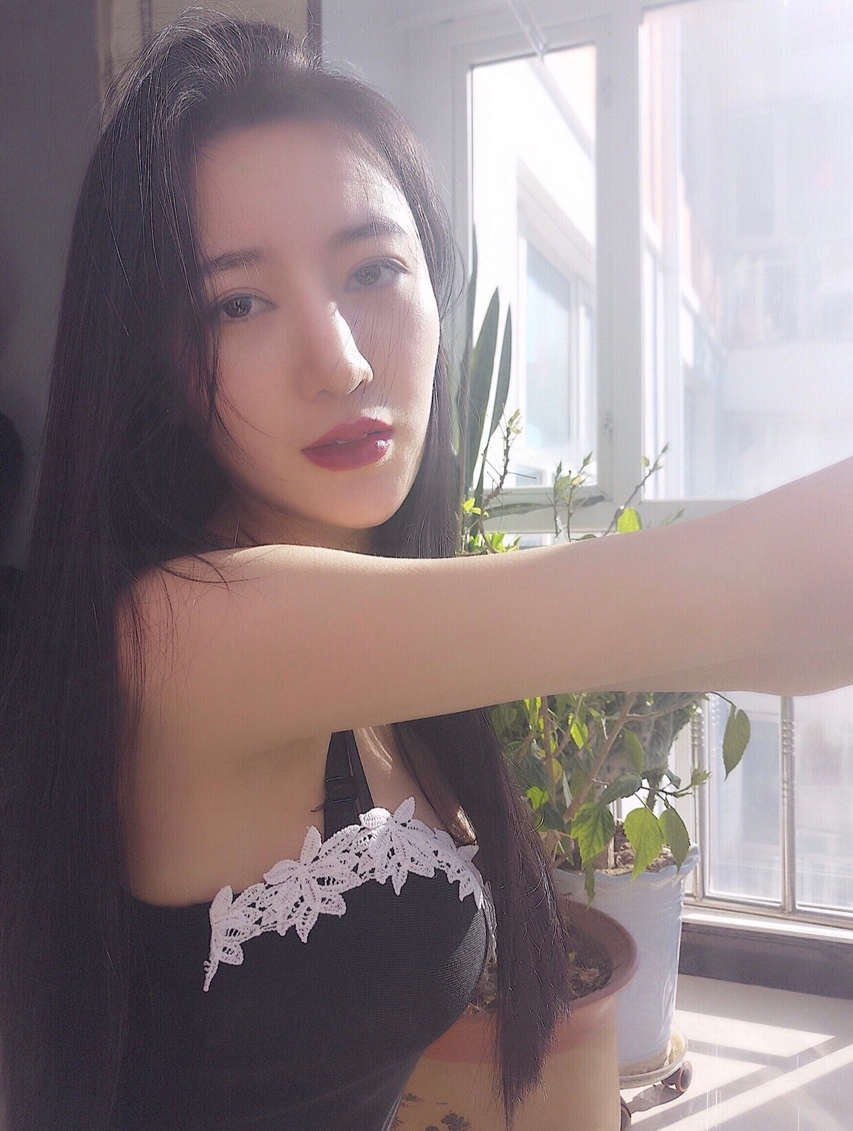 阳光明媚美丽俏佳人