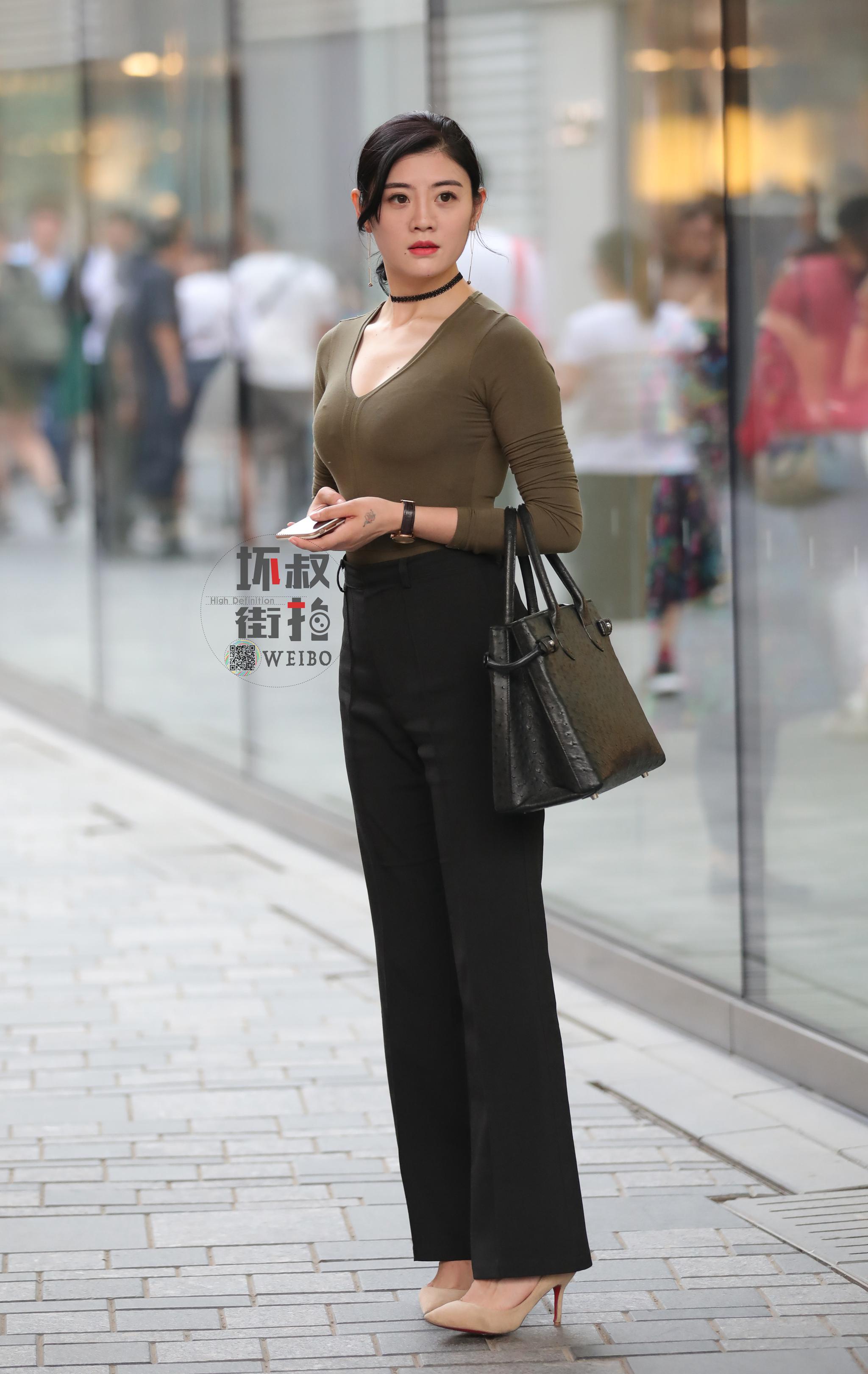 我第一眼联想到--旺夫相 ? 来源:@坏叔街拍