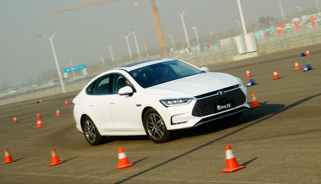 宋楠专业赛道测试比亚迪秦proev500电动汽车