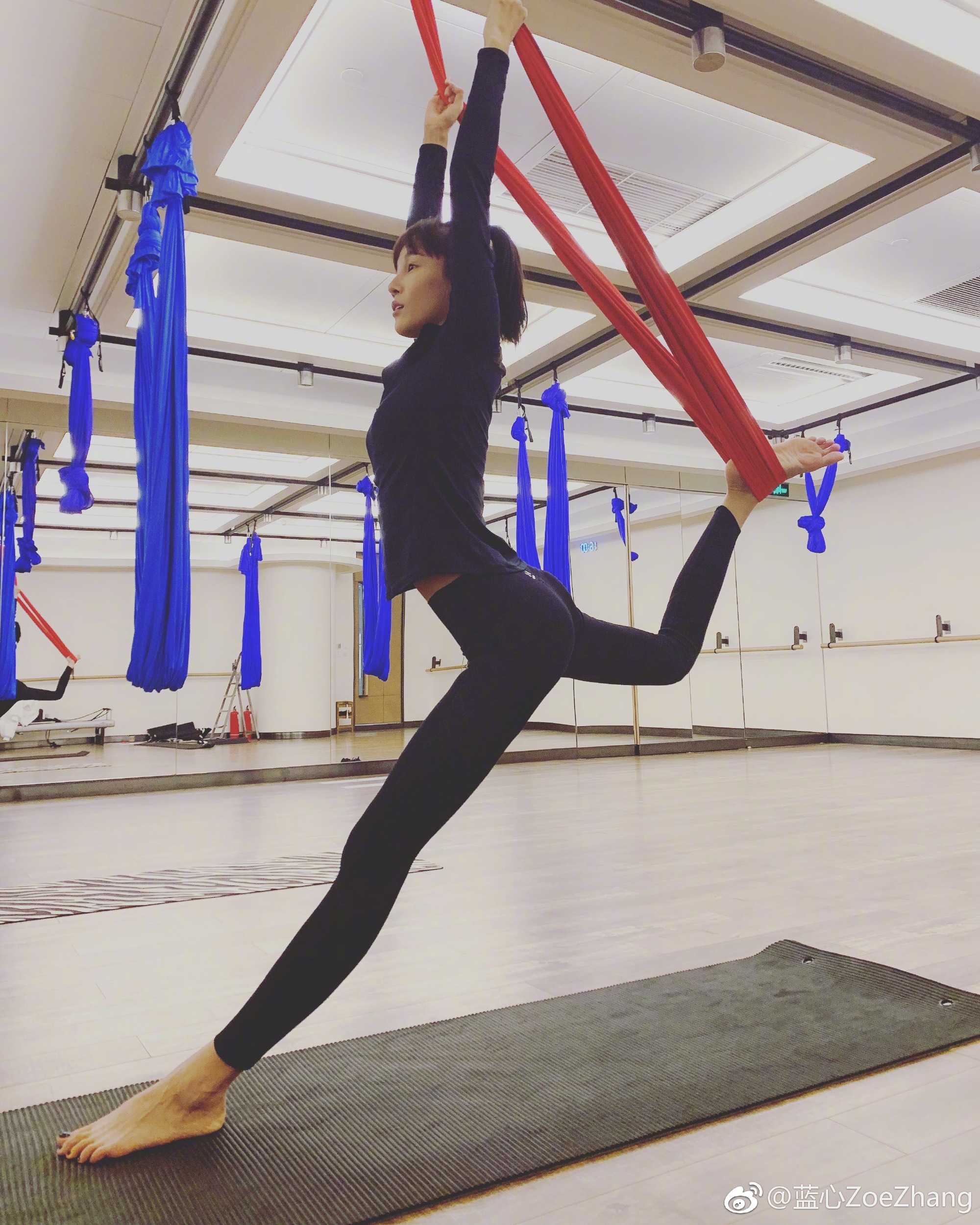 张蓝心又解锁了空中瑜伽,秀起姿势霸气侧漏,求传授瘦身经验