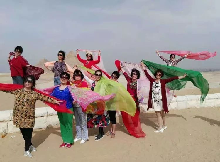 除去丝巾这个最具标志性的道具大妈们的拍照姿势也相当引人注目只要