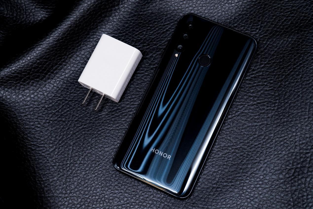 "更美更自然"的 前置3200万ai自拍加持 荣耀20i手机图赏