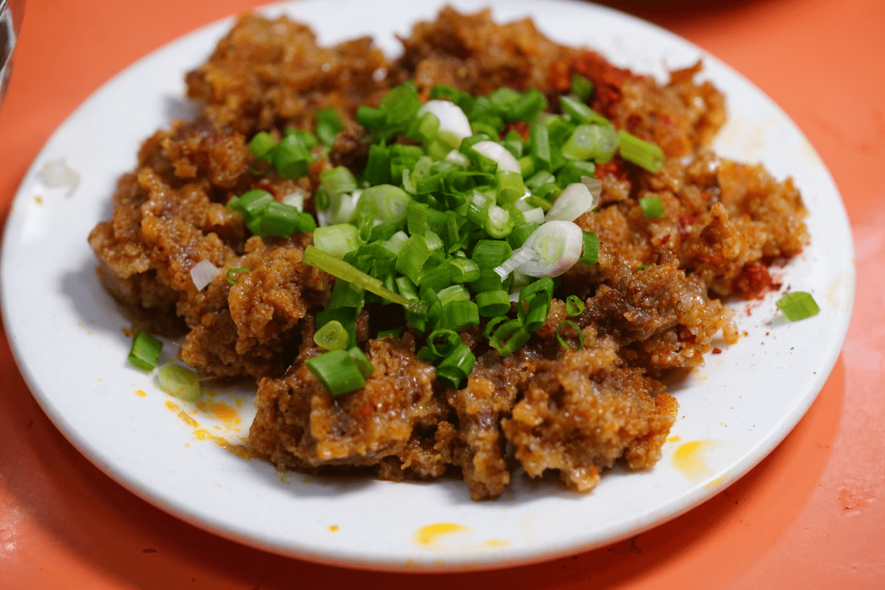 闺蜜还要了鸡丝豆花和蒸笼牛肉,鸡丝豆花里面有土豆粉,勾芡后很浓稠