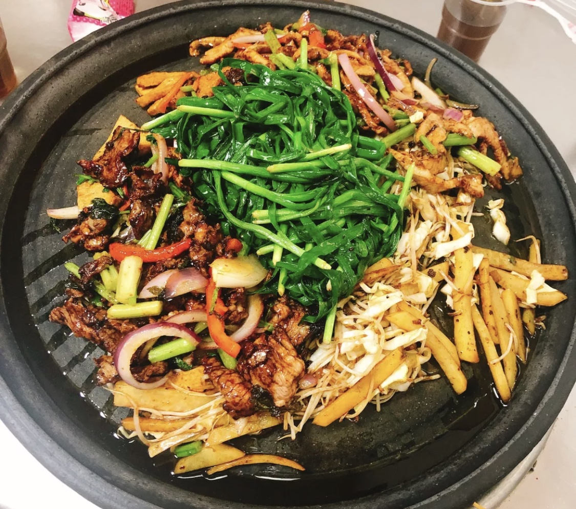 贵州独有的美食烙锅把所有食材倒在一个锅里烙