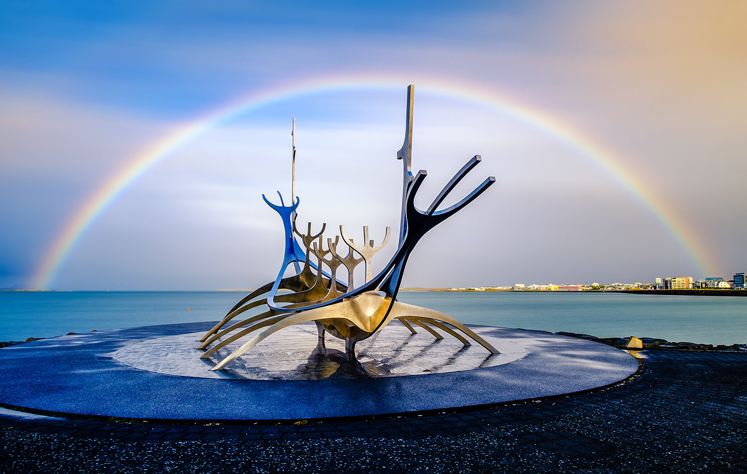 冰岛首都雷克雅未克的海盗船,经典的地标景观