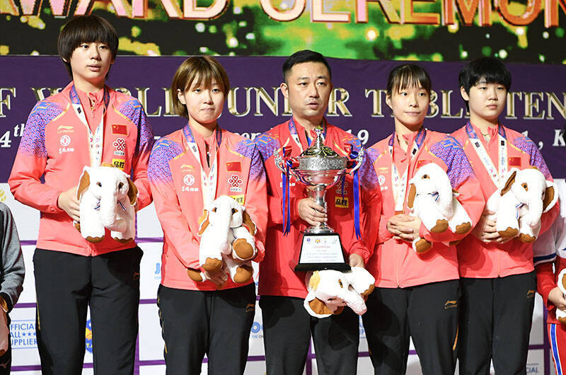 闫森带领女队领奖,恭喜石洵瑶,蒯曼,陈熠,吴洋晨.