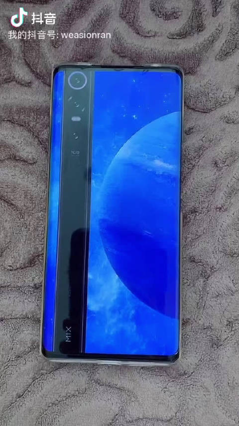 刚刚拿到了小米环绕屏手机 @小米手机