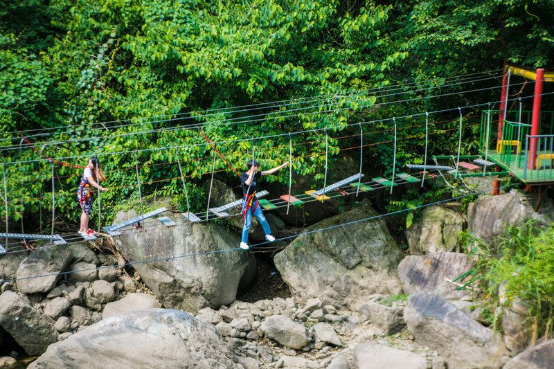 龍井峽闖關從美食街吊腳樓開始,沿峽谷而建,其中有浮橋,天使之手