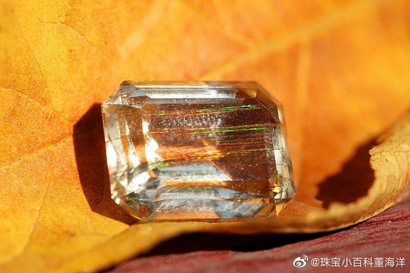 虹彩方柱!此枚是主体色调黄色的方柱石,干净