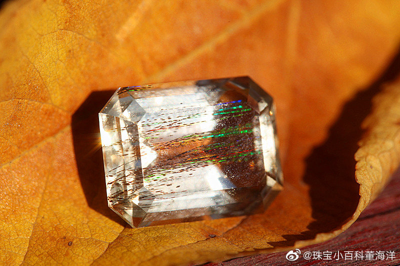 虹彩方柱!此枚是主体色调黄色的方柱石,干净