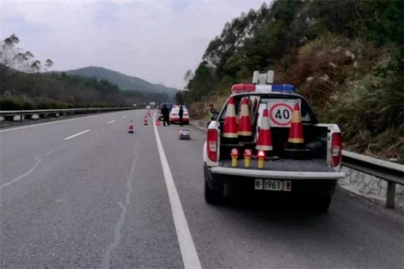 车坏在高速上了，应该如何叫拖车？