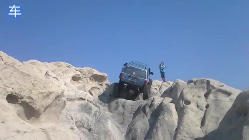 不愧为最强越野车,看看吉普怎样爬坡,爬到坡顶才知陡坡真是高