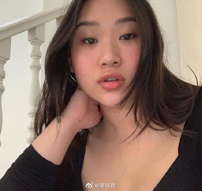 近日,林忆莲和李宗盛的女儿李喜儿的近照曝光.照片中