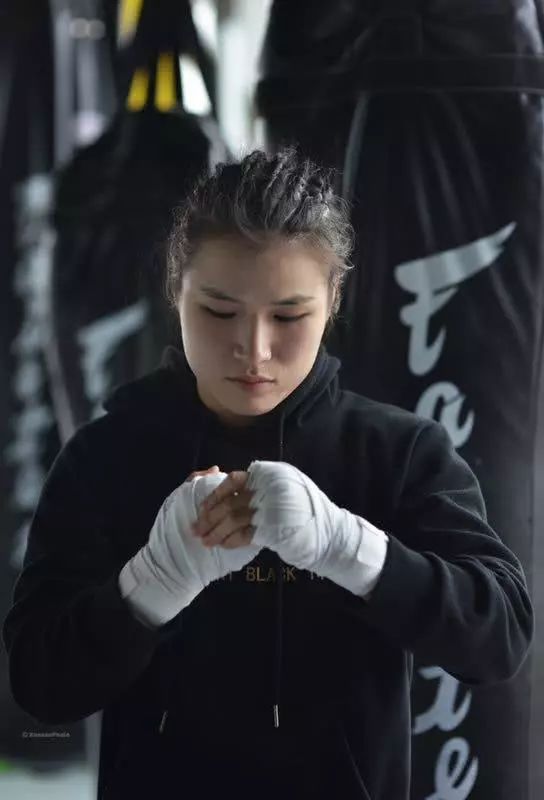 她是首位获得ufc冠军的中国人?对手曾干掉过世界第一