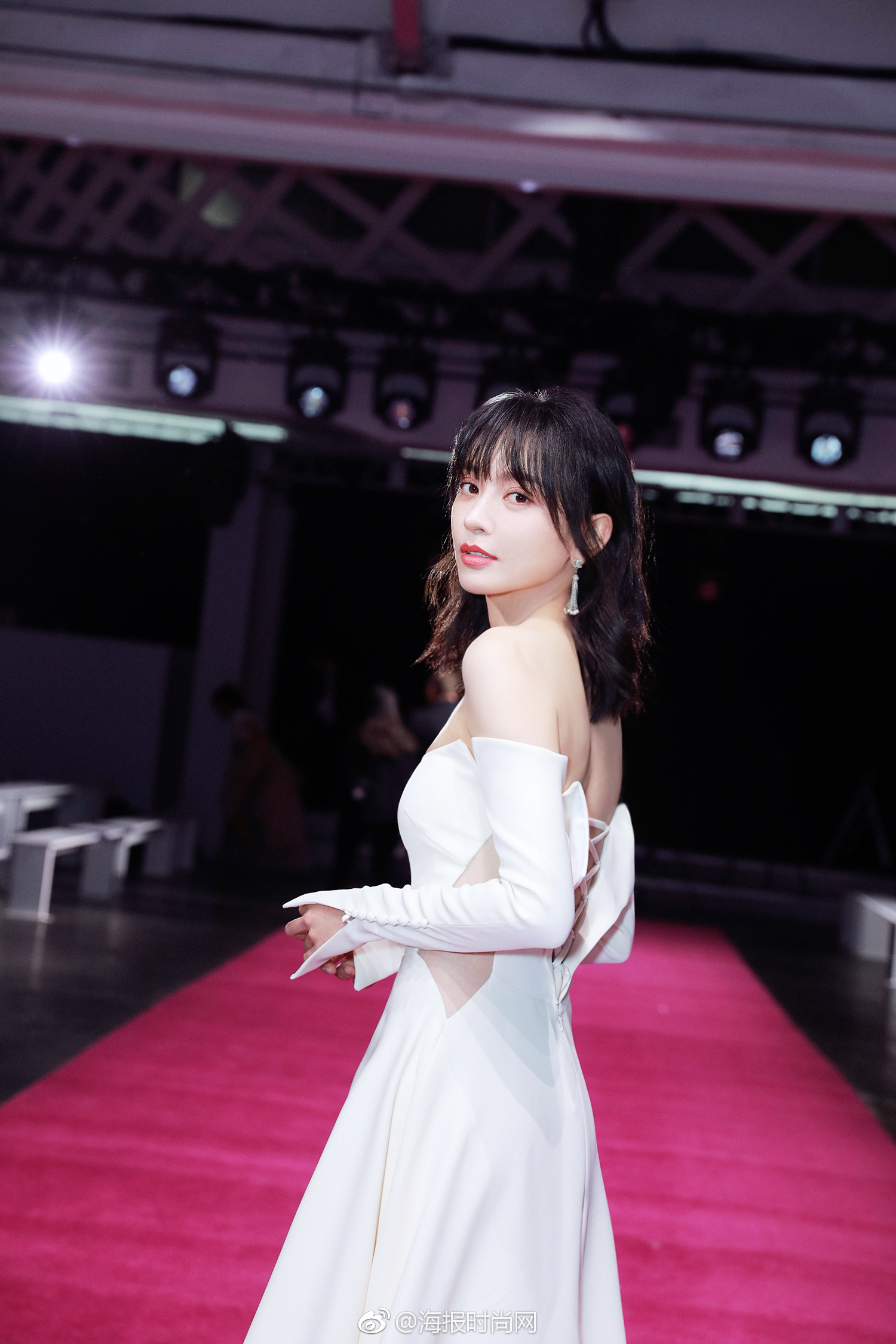 施诗kira 看秀的首波美照新鲜出炉 兰玉白色定制礼裙更是将她曼妙的