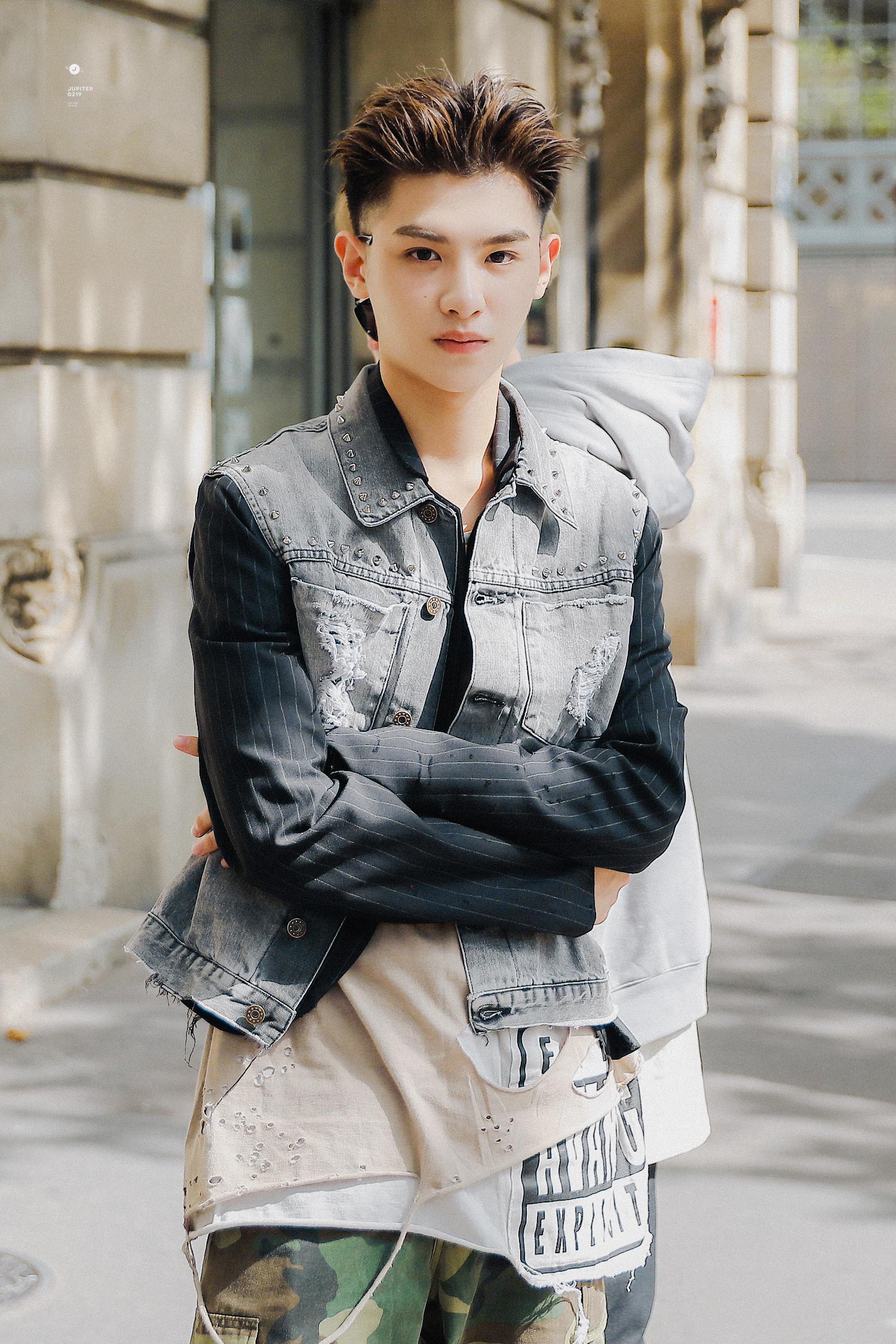 justin黄明昊巴黎最新街拍清爽帅气 又甜又酷的牛仔少年,笑起来比